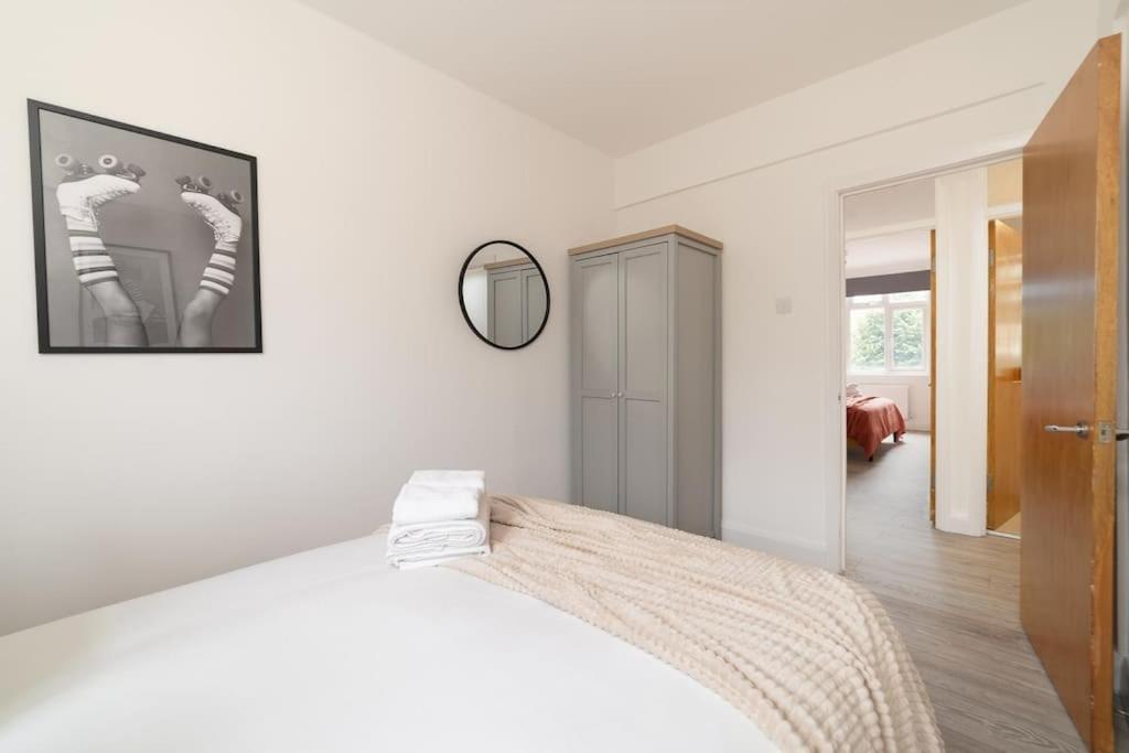 Two Bedroom Apartment By Buonomo Stays Short Lets & Serviced Accommodation In Balham With Balcony 런던 외부 사진