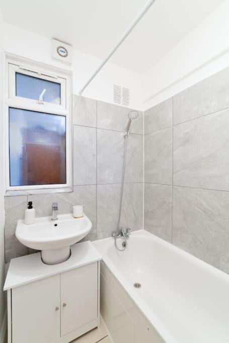 Two Bedroom Apartment By Buonomo Stays Short Lets & Serviced Accommodation In Balham With Balcony 런던 외부 사진