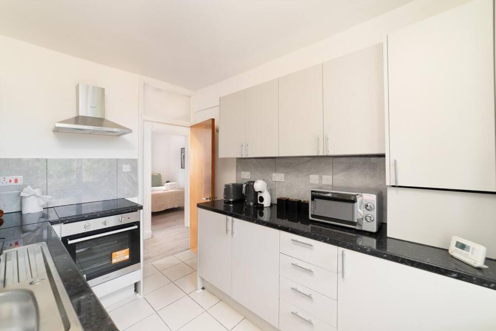Two Bedroom Apartment By Buonomo Stays Short Lets & Serviced Accommodation In Balham With Balcony 런던 외부 사진