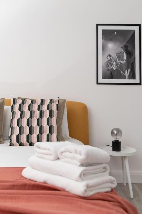 Two Bedroom Apartment By Buonomo Stays Short Lets & Serviced Accommodation In Balham With Balcony 런던 외부 사진