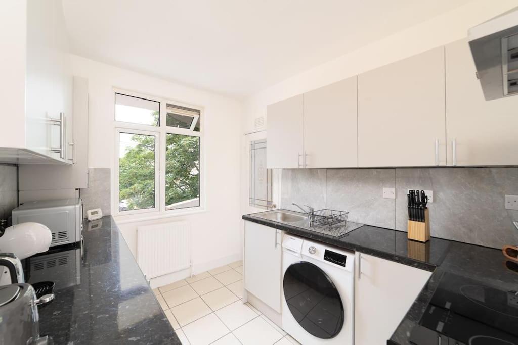 Two Bedroom Apartment By Buonomo Stays Short Lets & Serviced Accommodation In Balham With Balcony 런던 외부 사진